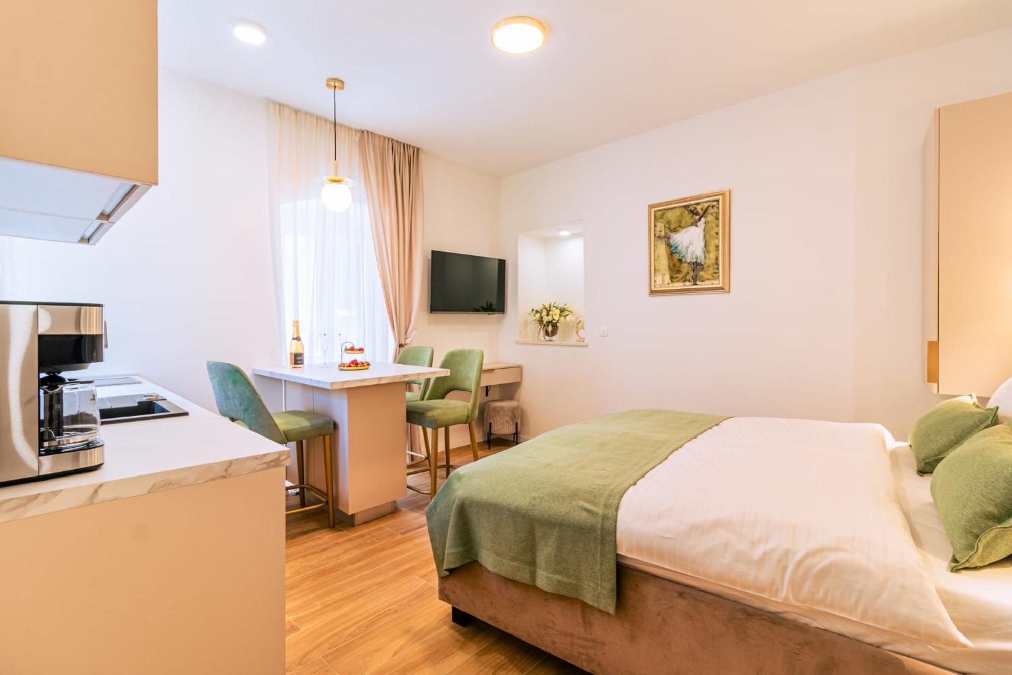 Luxury 2 Bedroom-2 Bathroom Apartment & Studio App With Rooftop Terrace สปลิท ภายนอก รูปภาพ