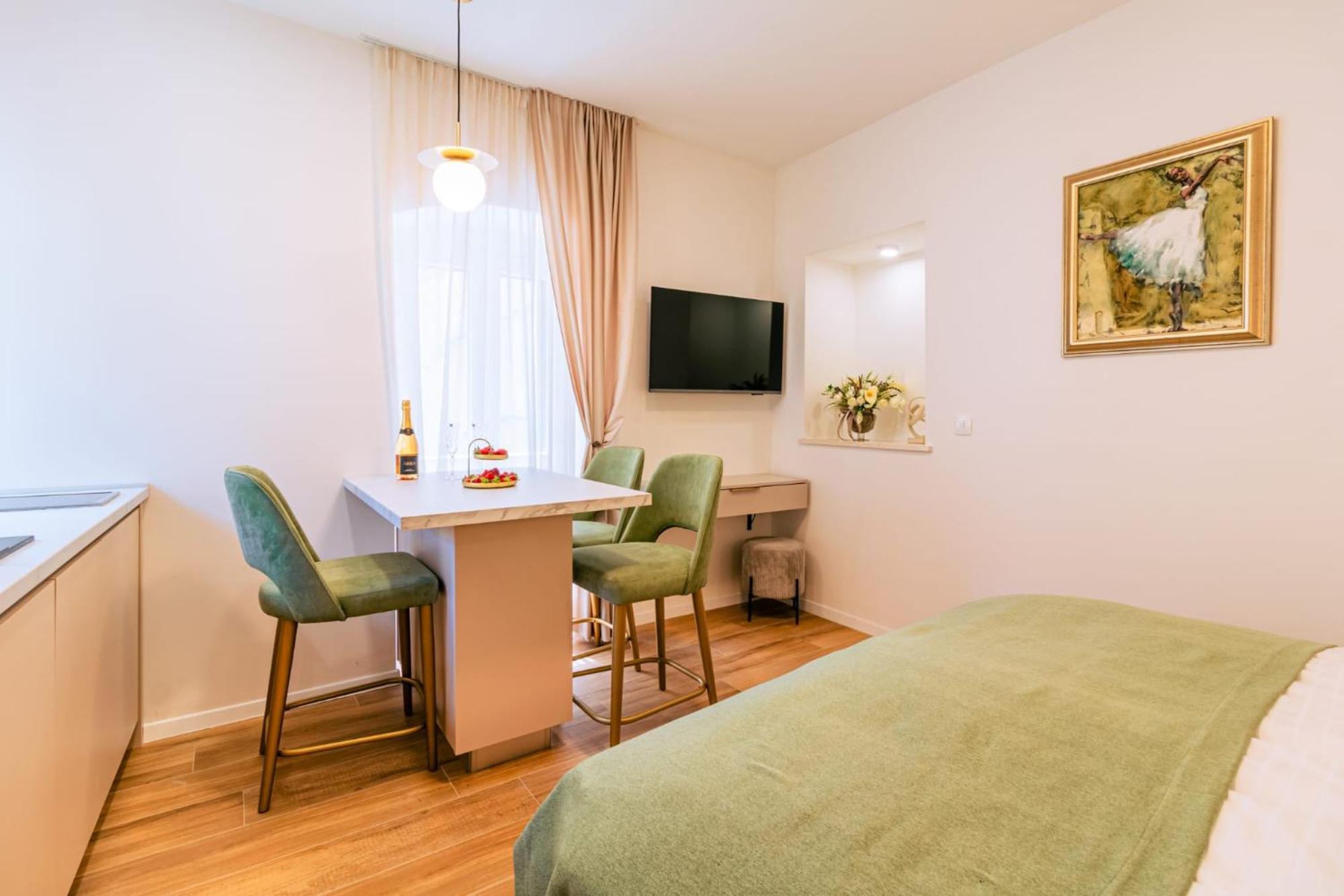 Luxury 2 Bedroom-2 Bathroom Apartment & Studio App With Rooftop Terrace สปลิท ภายนอก รูปภาพ