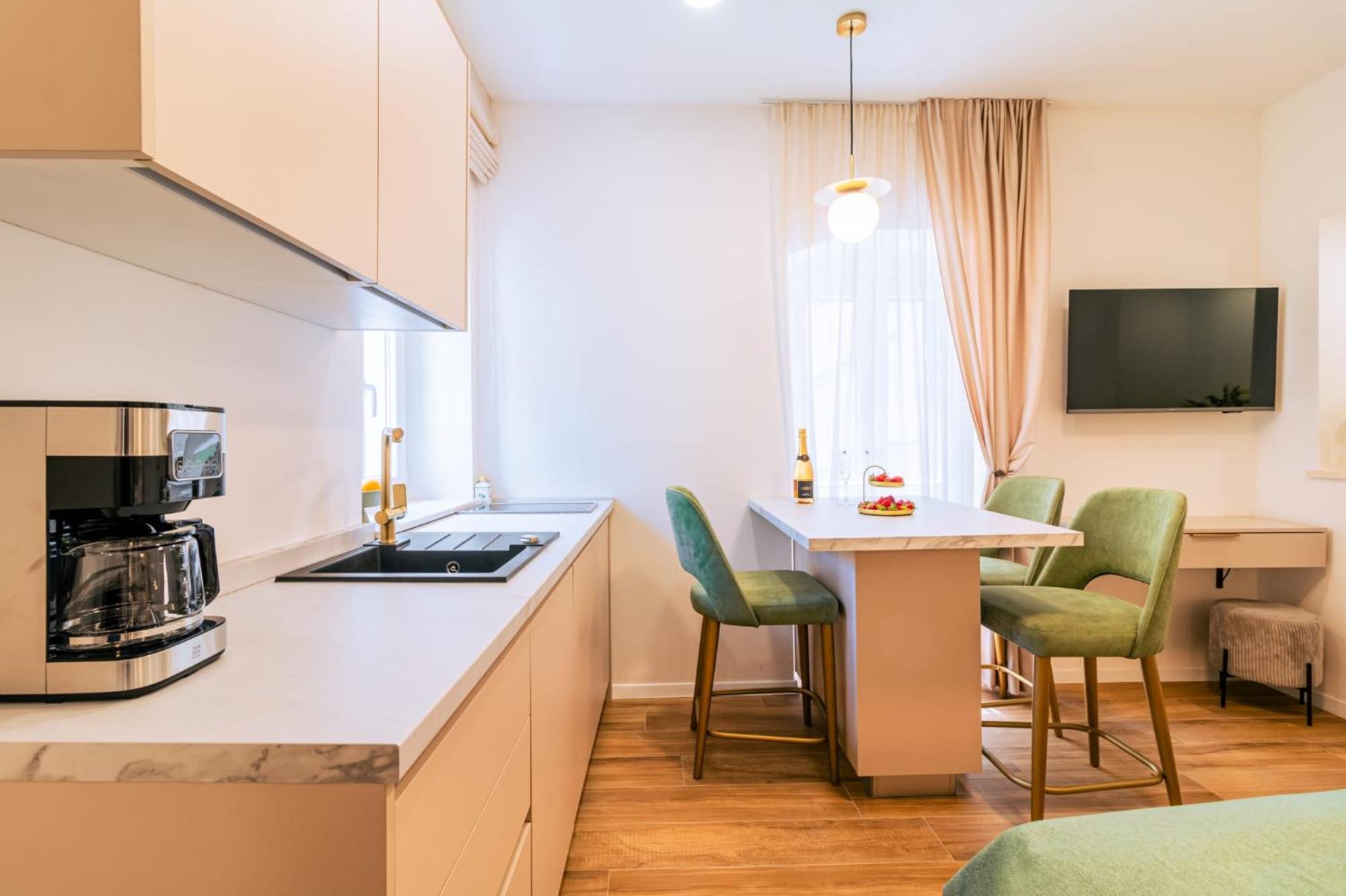 Luxury 2 Bedroom-2 Bathroom Apartment & Studio App With Rooftop Terrace สปลิท ภายนอก รูปภาพ