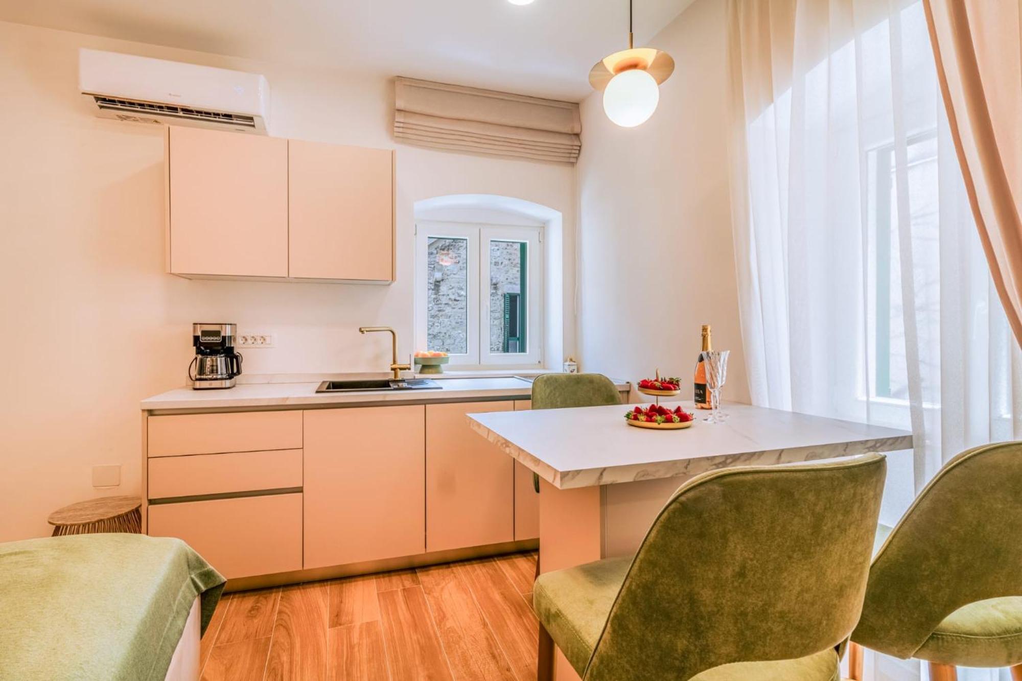 Luxury 2 Bedroom-2 Bathroom Apartment & Studio App With Rooftop Terrace สปลิท ภายนอก รูปภาพ