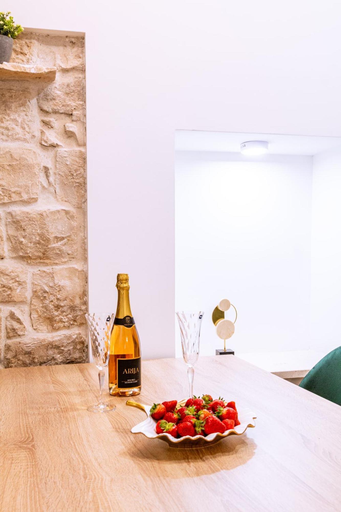 Luxury 2 Bedroom-2 Bathroom Apartment & Studio App With Rooftop Terrace สปลิท ห้อง รูปภาพ