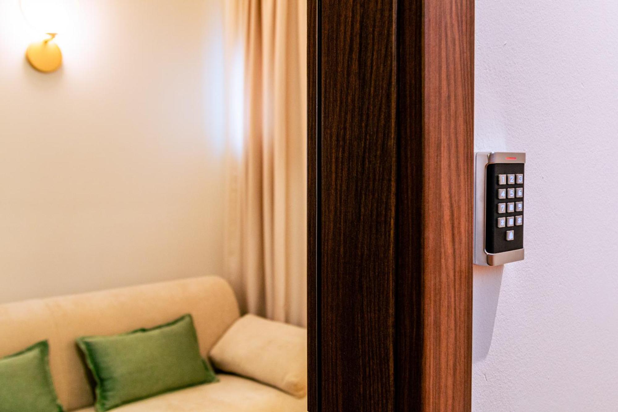 Luxury 2 Bedroom-2 Bathroom Apartment & Studio App With Rooftop Terrace สปลิท ห้อง รูปภาพ