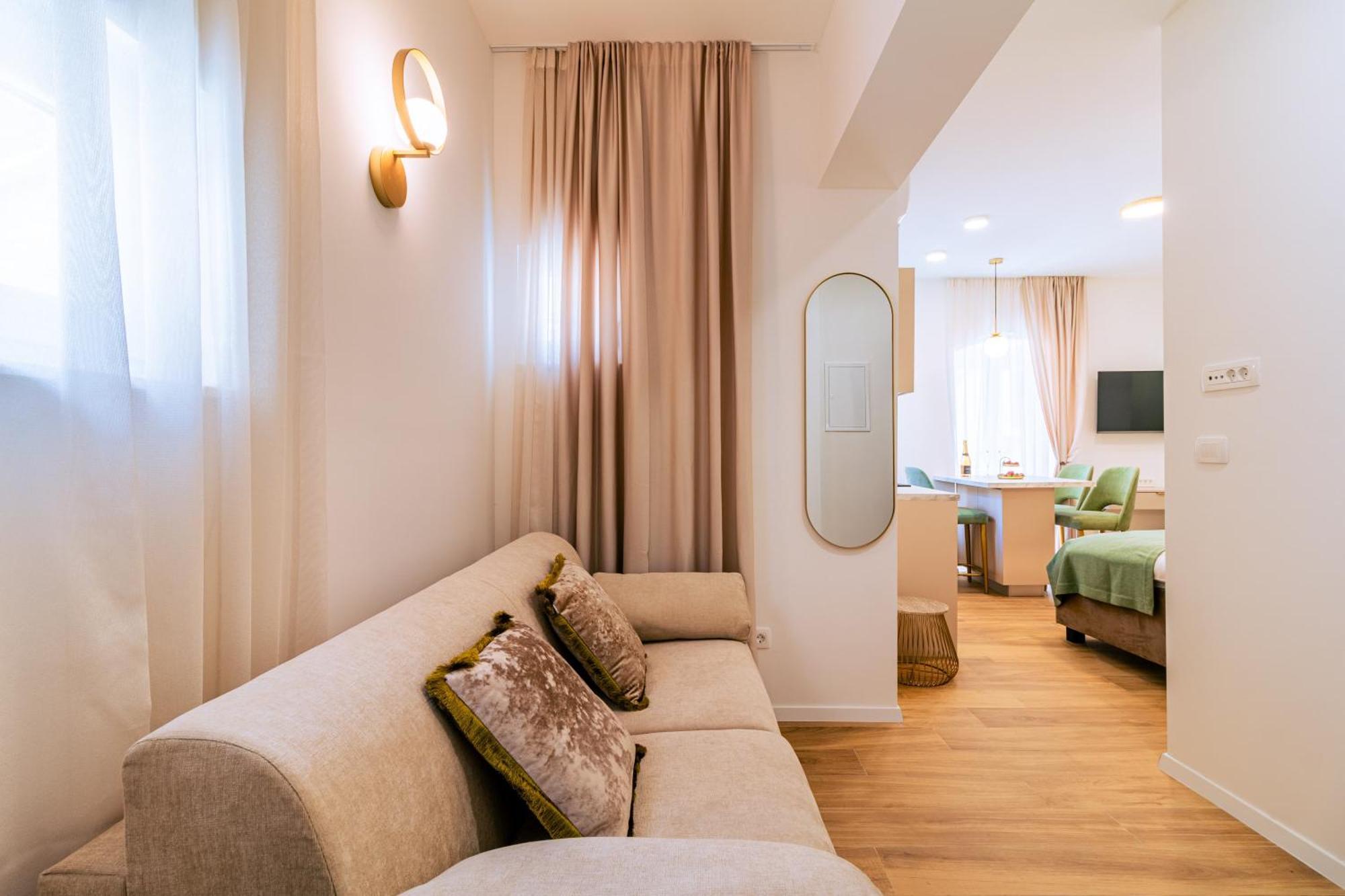 Luxury 2 Bedroom-2 Bathroom Apartment & Studio App With Rooftop Terrace สปลิท ห้อง รูปภาพ