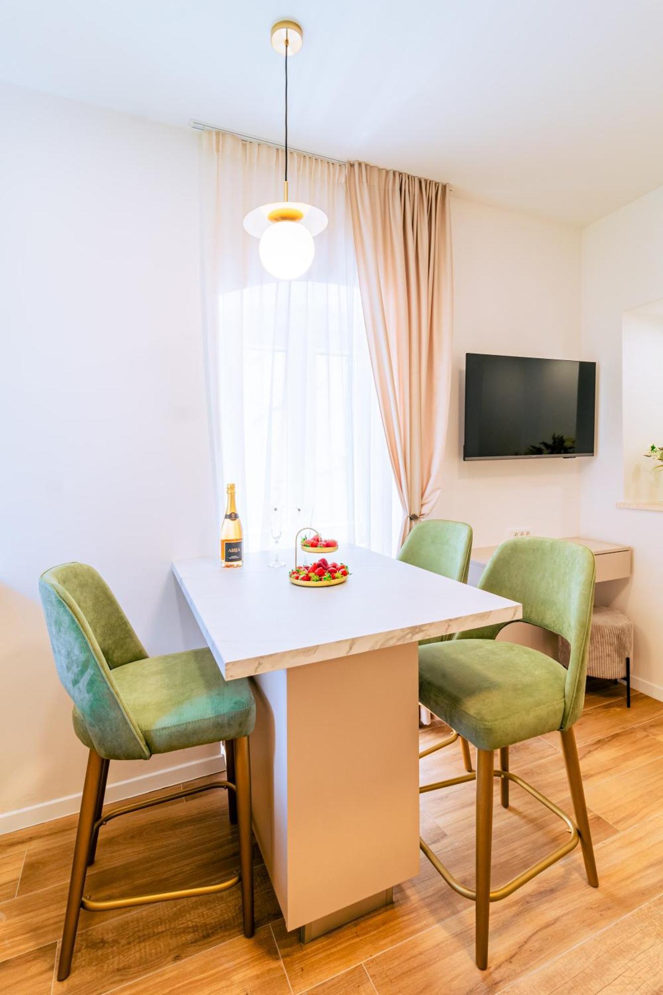 Luxury 2 Bedroom-2 Bathroom Apartment & Studio App With Rooftop Terrace สปลิท ห้อง รูปภาพ