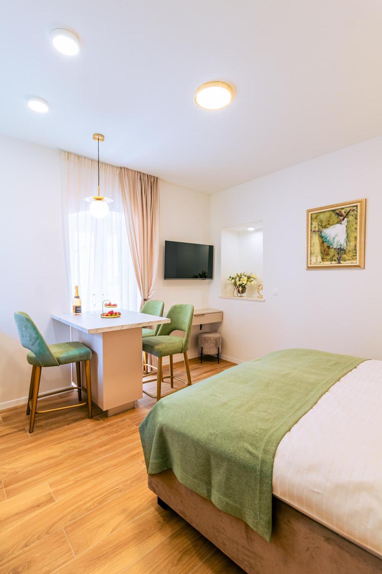 Luxury 2 Bedroom-2 Bathroom Apartment & Studio App With Rooftop Terrace สปลิท ภายนอก รูปภาพ